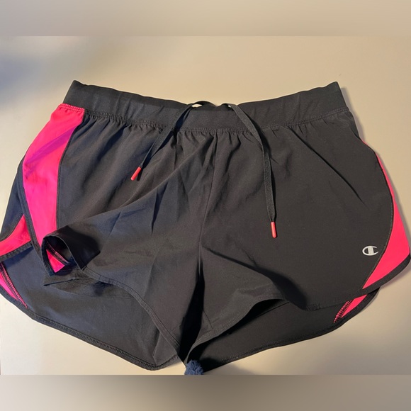 5 Champions running shorts w built in inner shorts and pockets - Picture 5 of 11